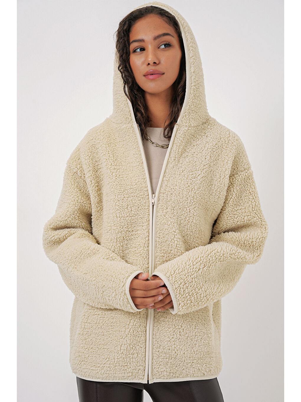 55456 Kadın Kapüşonlu Oversize Pelüş Ceket   Ekru-3