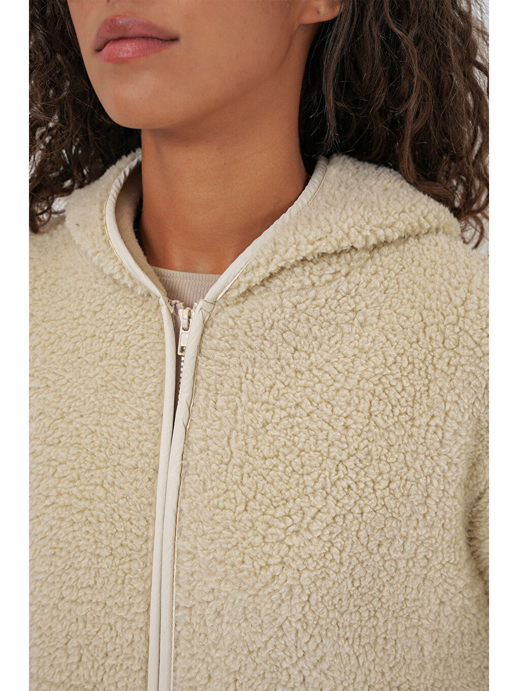 55456 Kadın Kapüşonlu Oversize Pelüş Ceket   Ekru-4