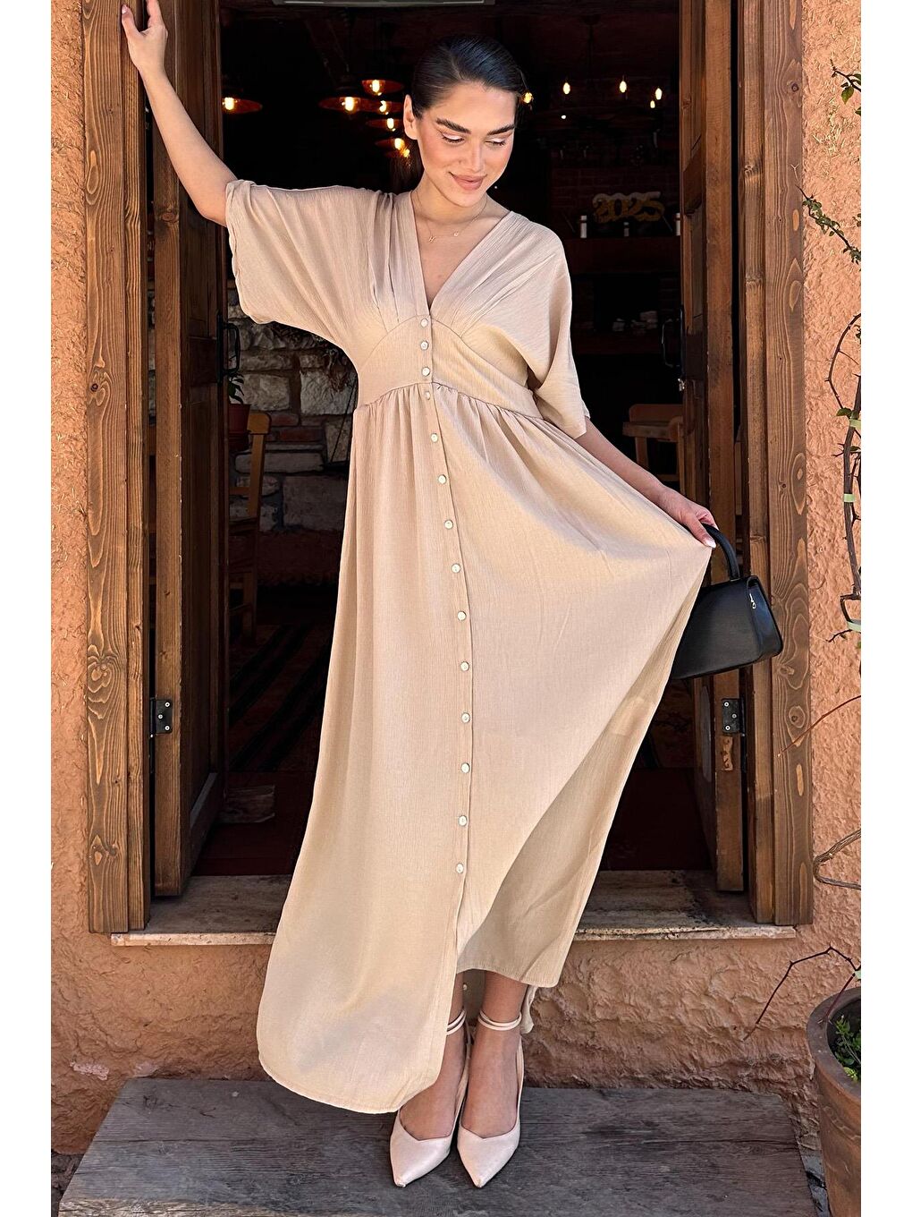 Bej V Yaka Düğmeli Elbise Mg2339-3