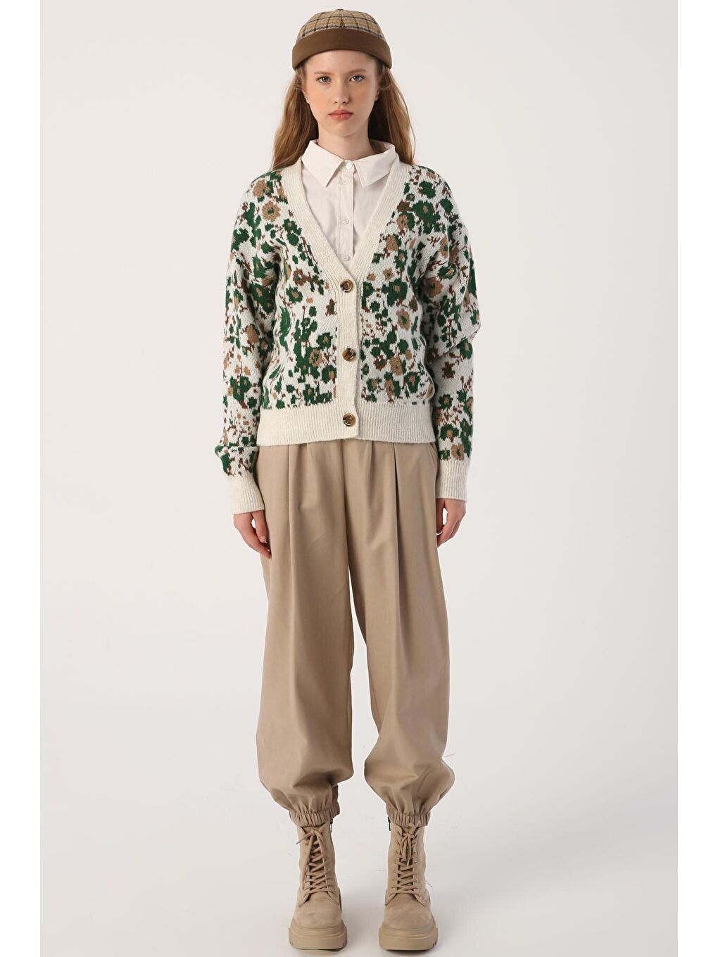 Bej Ekru-Yeşil V Yaka Çiçek Desenli Rahat Kısa Triko Hırka-1