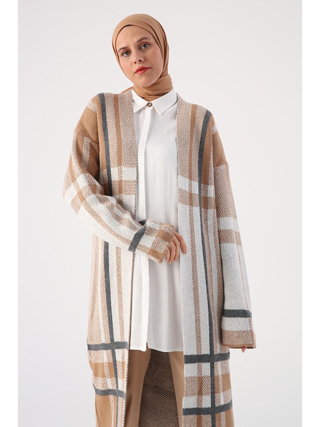 Kahverengi Sütlü Kahve Büyük Ekose Desenli Triko Hırka