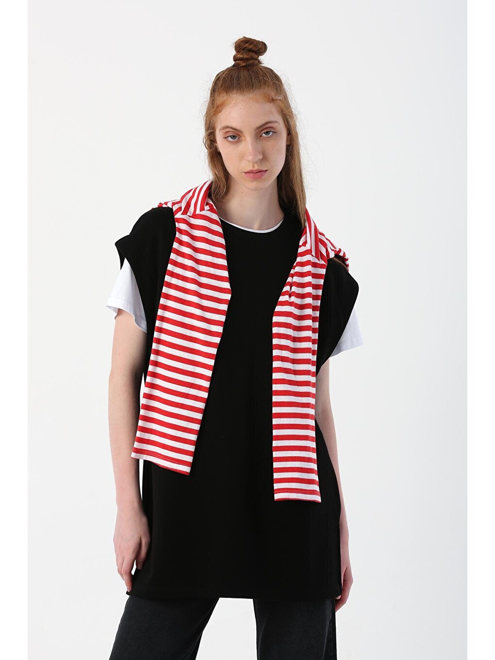 Siyah Oversize Pamuklu Yırtmaç Detaylı Basic Süveter-4