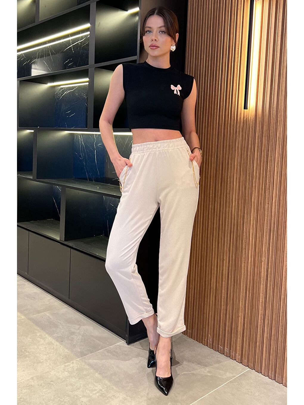 Bej Kadın Bel Lastikli Zincir Aksesuarlı Duble Paça Pantolon-1