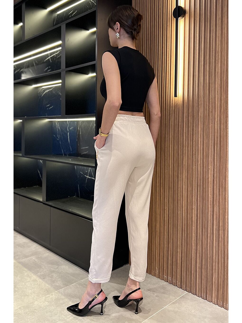 Bej Kadın Bel Lastikli Zincir Aksesuarlı Duble Paça Pantolon-2