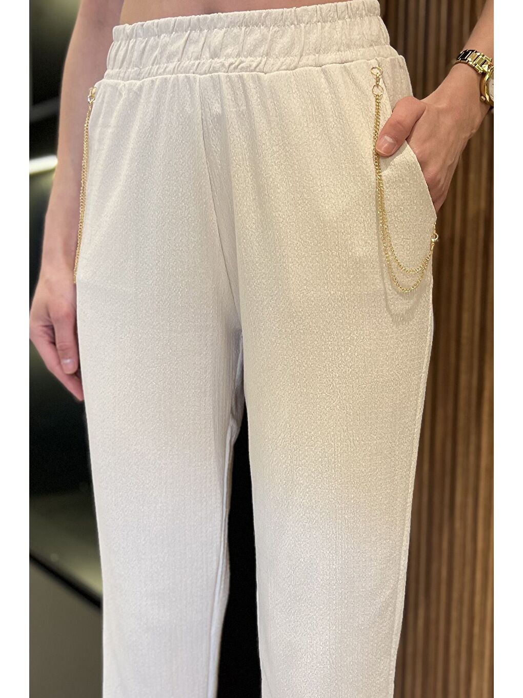 Bej Kadın Bel Lastikli Zincir Aksesuarlı Duble Paça Pantolon-3