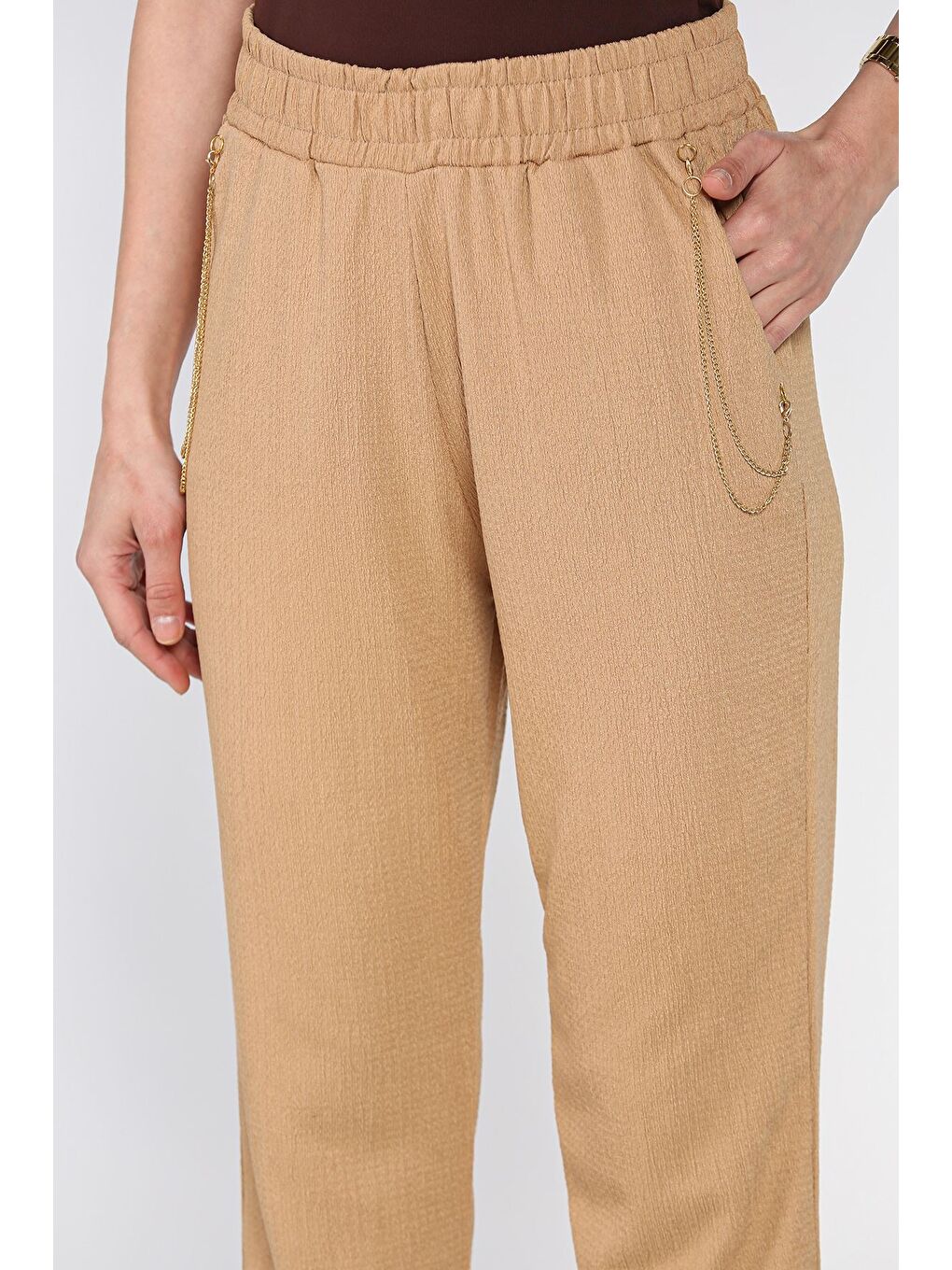 Bej Kadın Bel Lastikli Zincir Aksesuarlı Duble Paça Pantolon-3