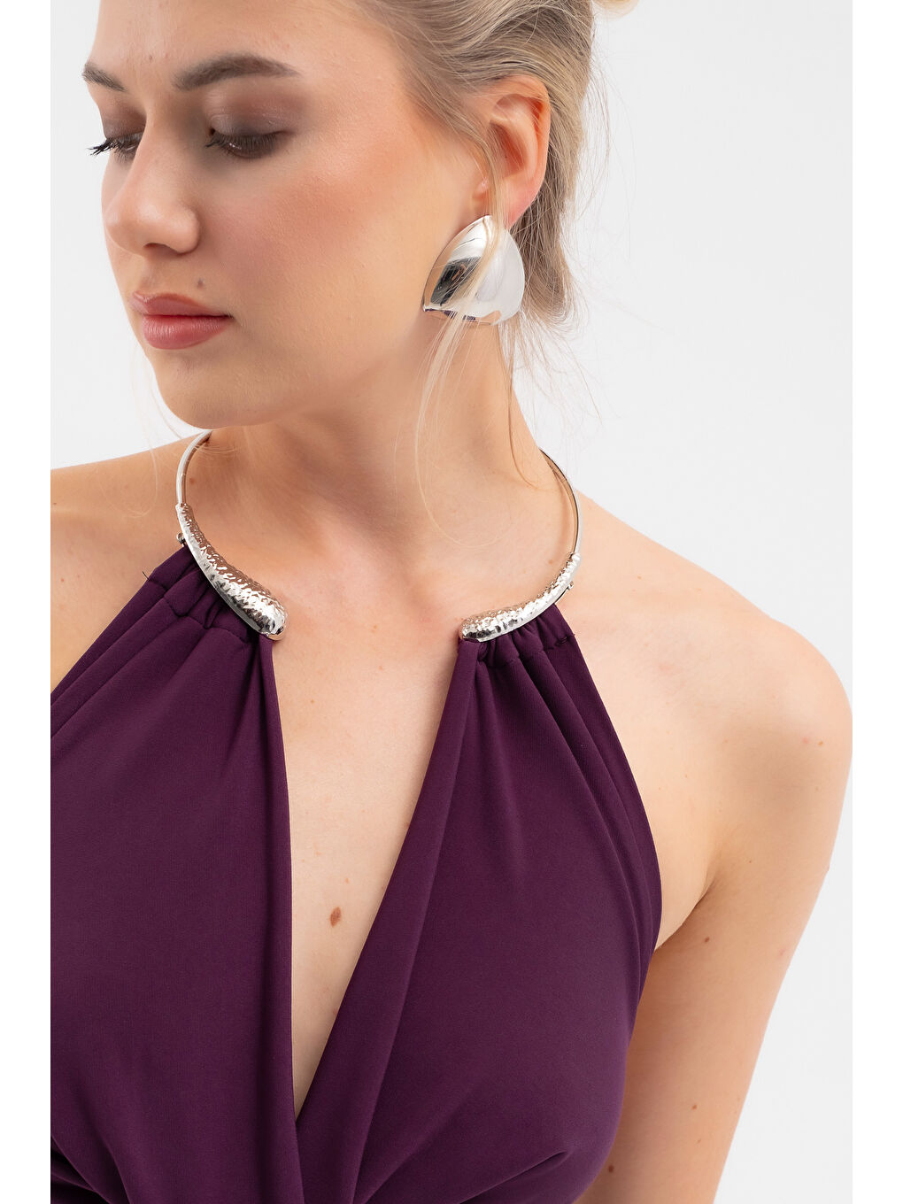 Kadın Mürdüm Aksesuar Detay Dekolteli Uzun Elbise-3