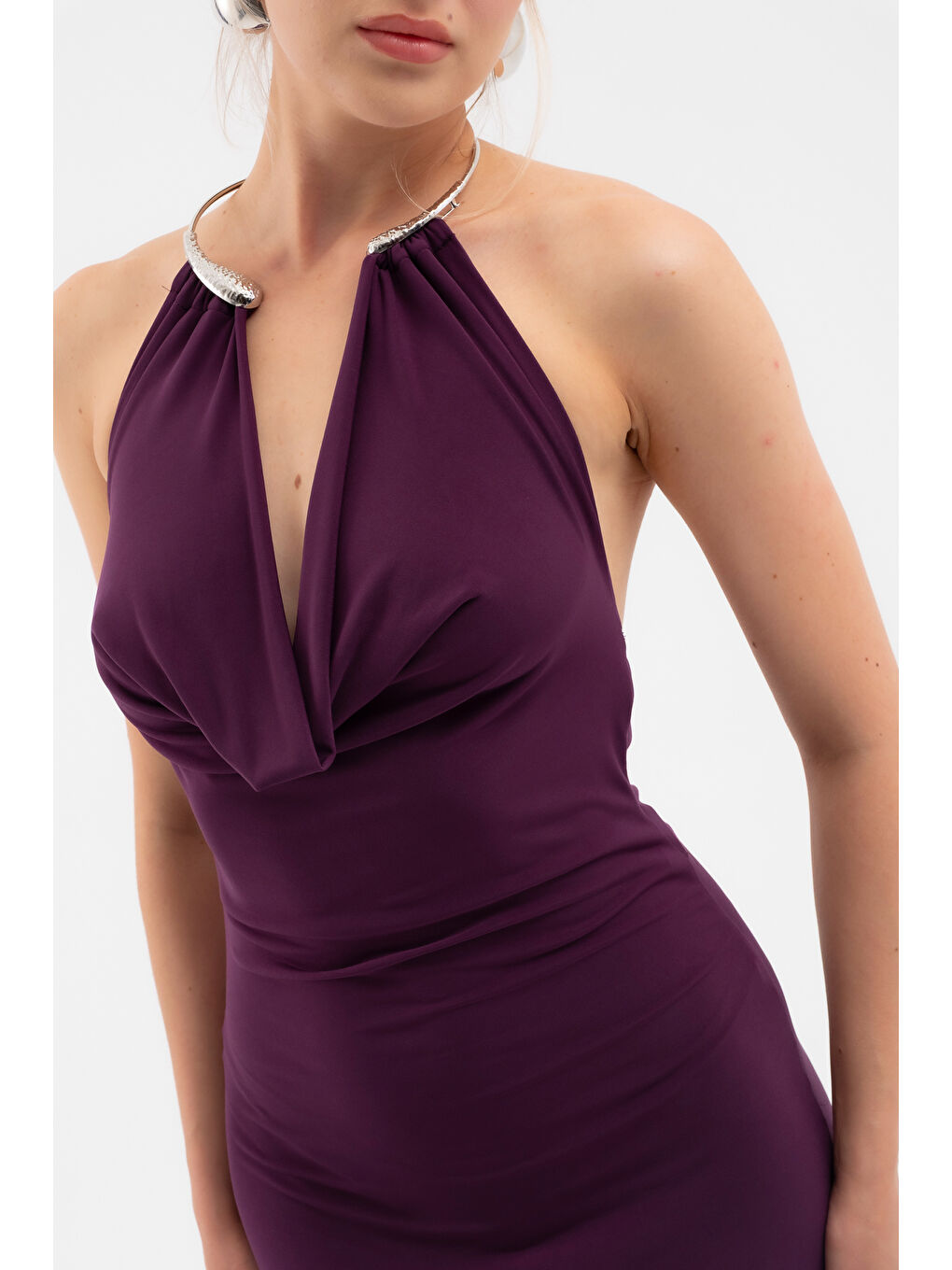 Kadın Mürdüm Aksesuar Detay Dekolteli Uzun Elbise-4