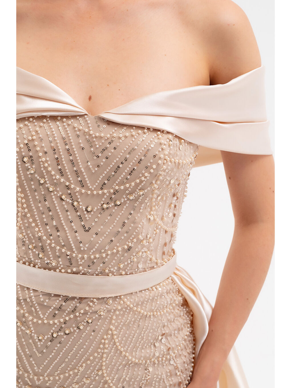 Kadın Bej Kayık Yaka Kuyruklu Uzun Abiye Elbise-3