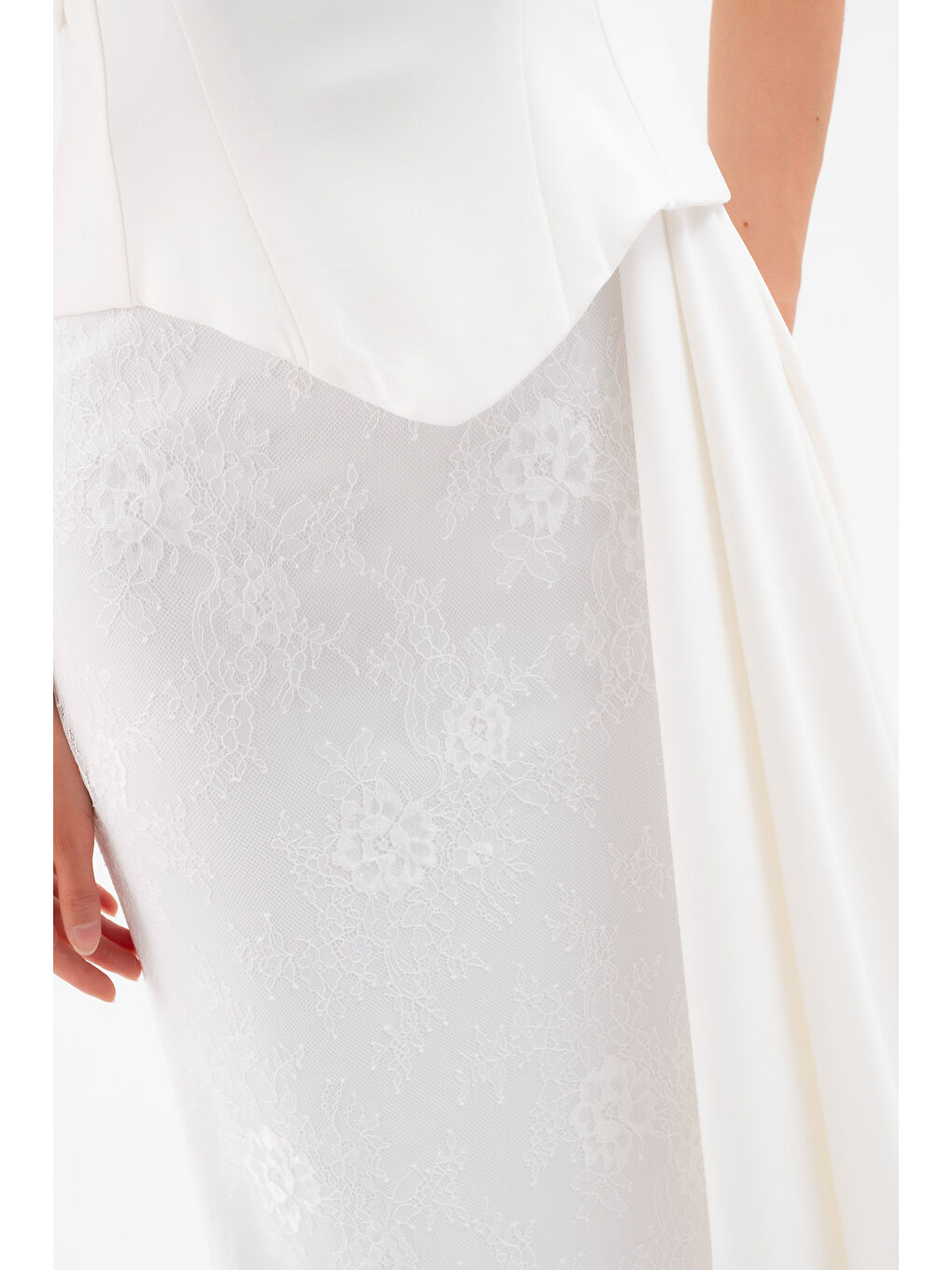 Kadın Beyaz Straplez Yaka Dantel Detay Uzun Abiye Elbise-3