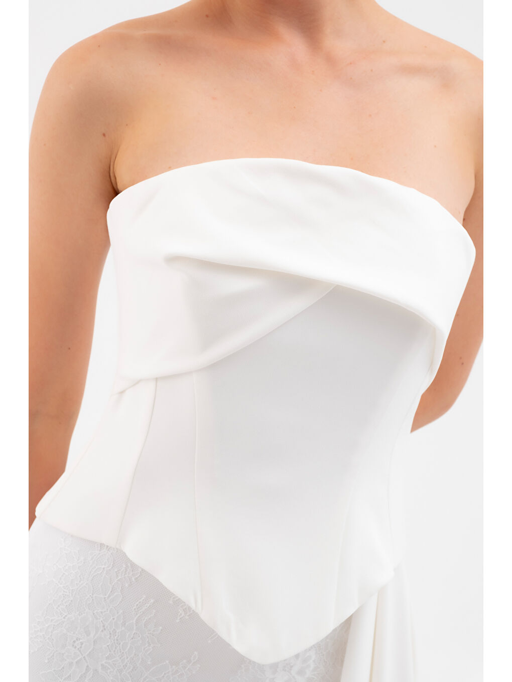 Kadın Beyaz Straplez Yaka Dantel Detay Uzun Abiye Elbise-4