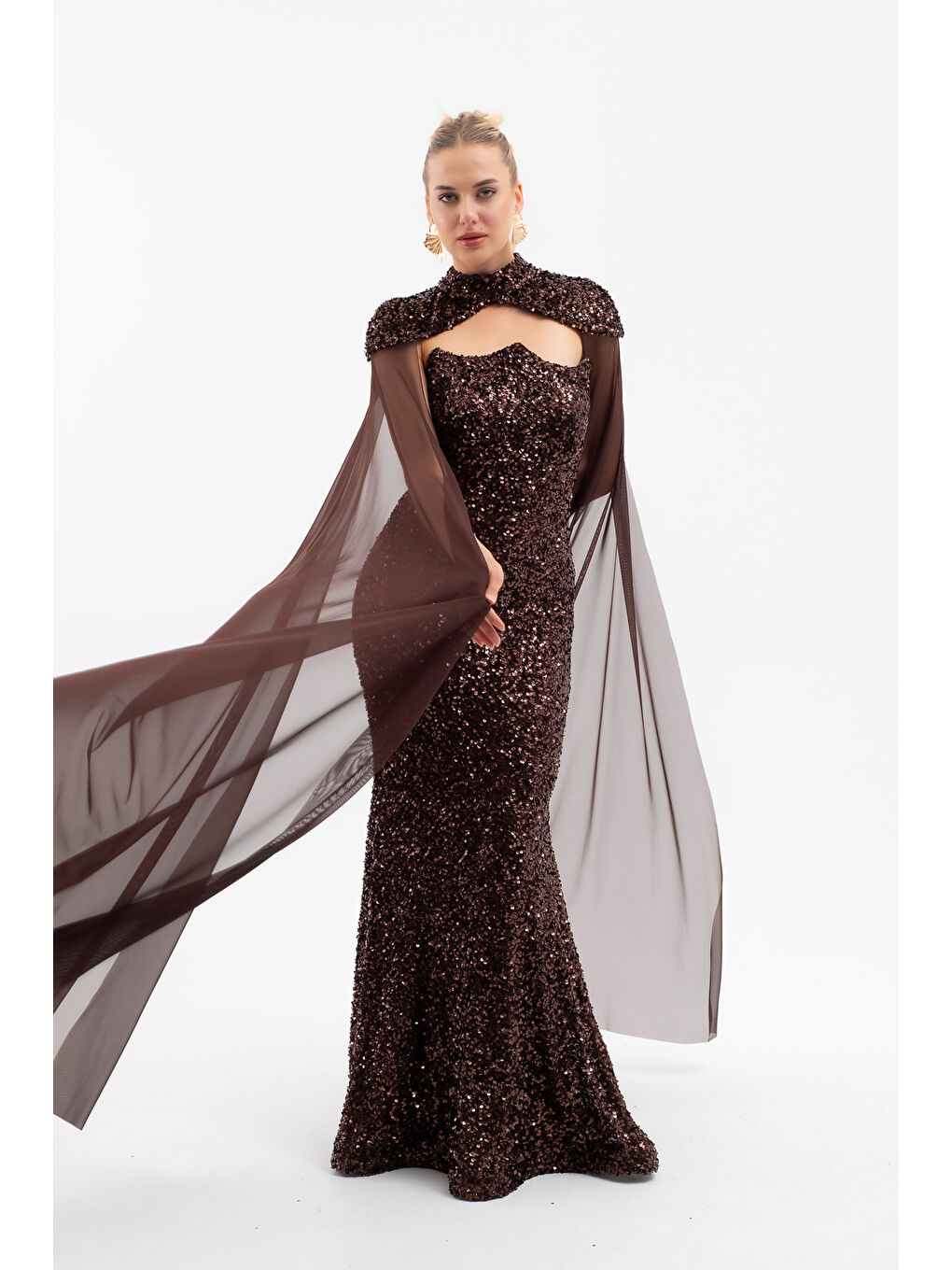 Kadın Kahverengi Tül Pelerinli Straplez Uzun Pullu Abiye Elbise