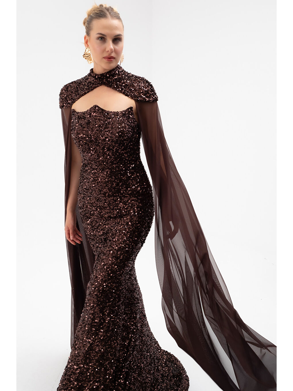 Kadın Kahverengi Tül Pelerinli Straplez Uzun Pullu Abiye Elbise-2