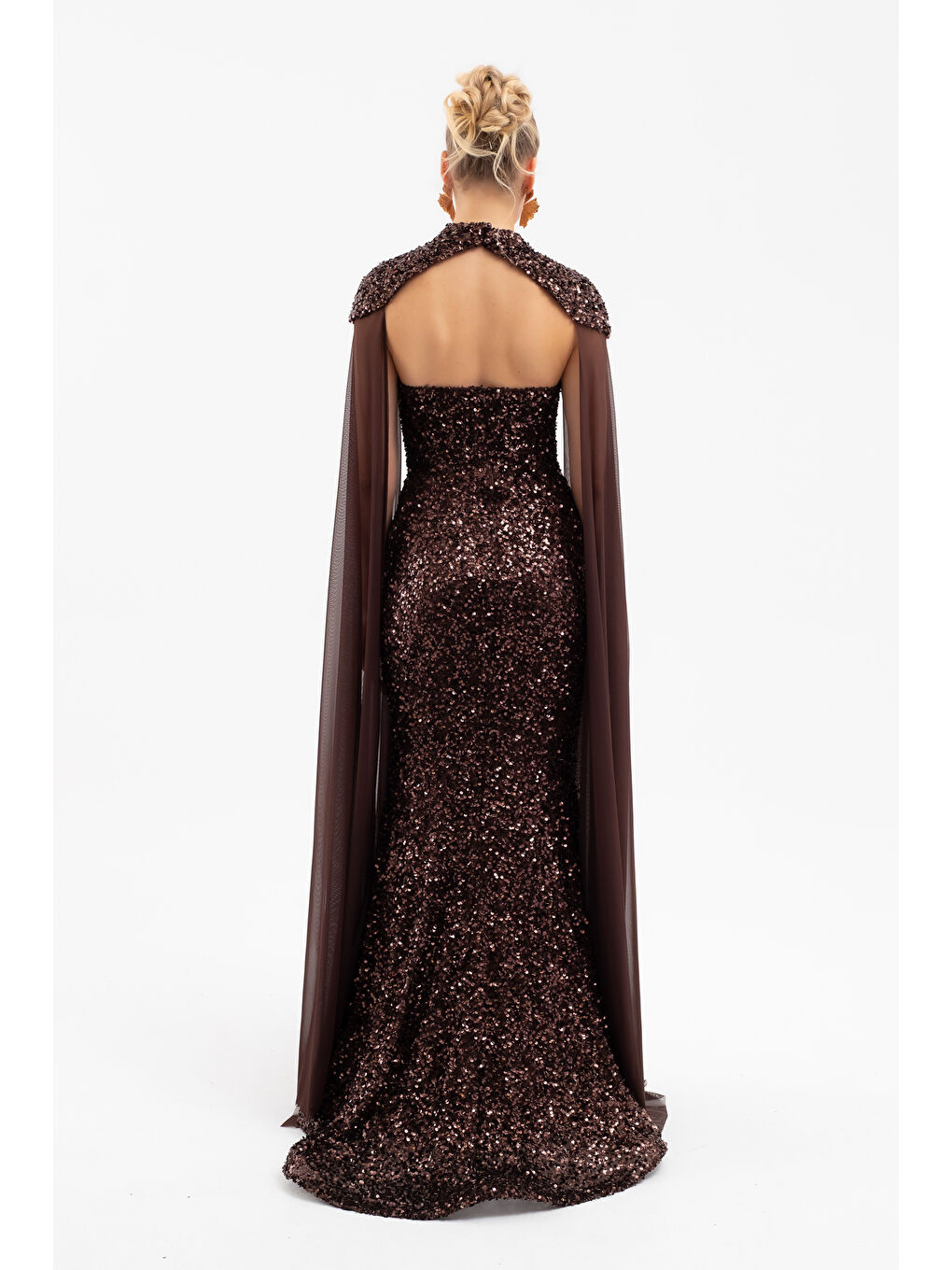 Kadın Kahverengi Tül Pelerinli Straplez Uzun Pullu Abiye Elbise-5