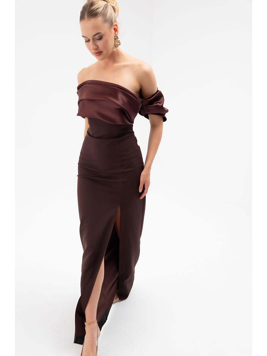 Kadın Kahverengi Yaka Detaylı Yırtmaçlı Uzun Abiye Elbise