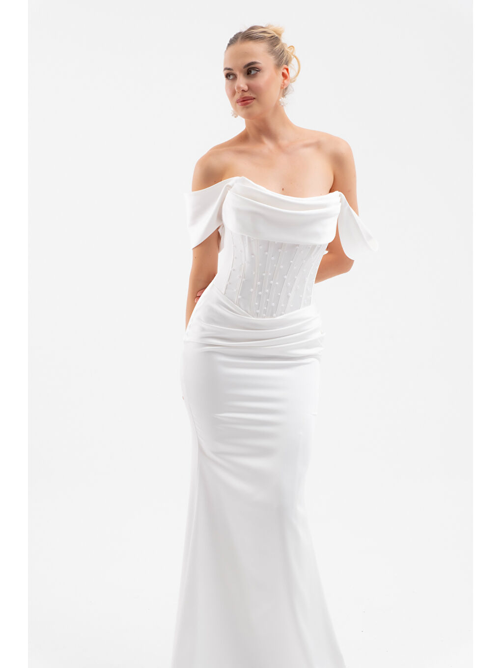 Kadın Beyaz Kayık Yaka Boncuklu Uzun Saten Abiye Elbise-1