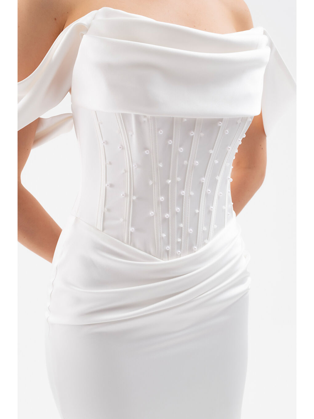 Kadın Beyaz Kayık Yaka Boncuklu Uzun Saten Abiye Elbise-4