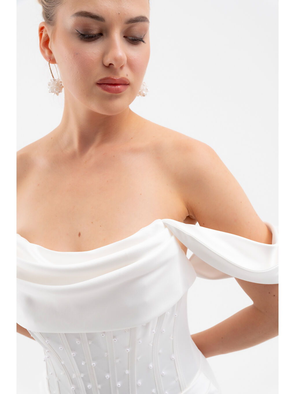 Kadın Beyaz Kayık Yaka Boncuklu Uzun Saten Abiye Elbise-5