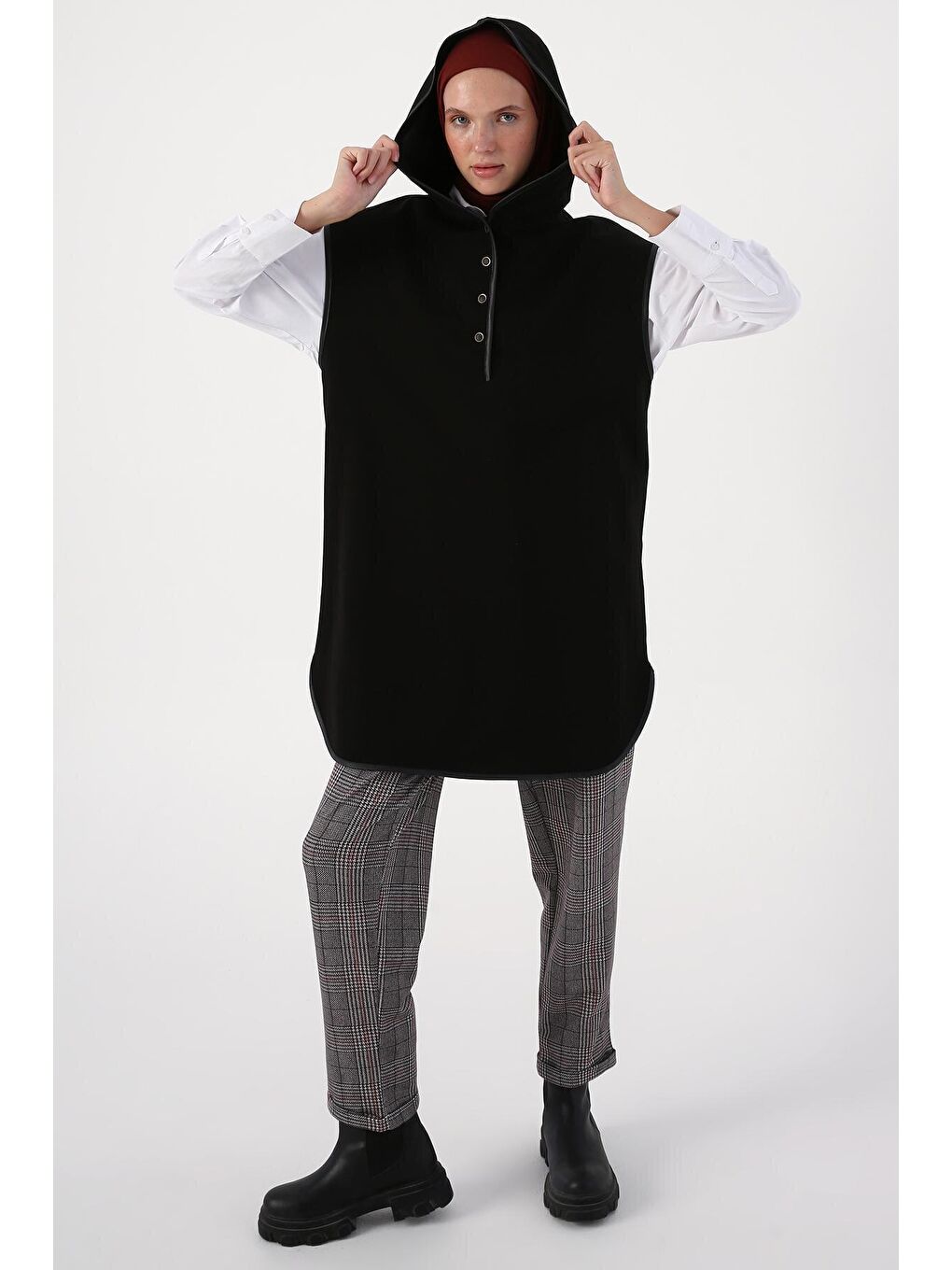 Siyah Yarım Patlı Kapüşonlu Örme Süveter