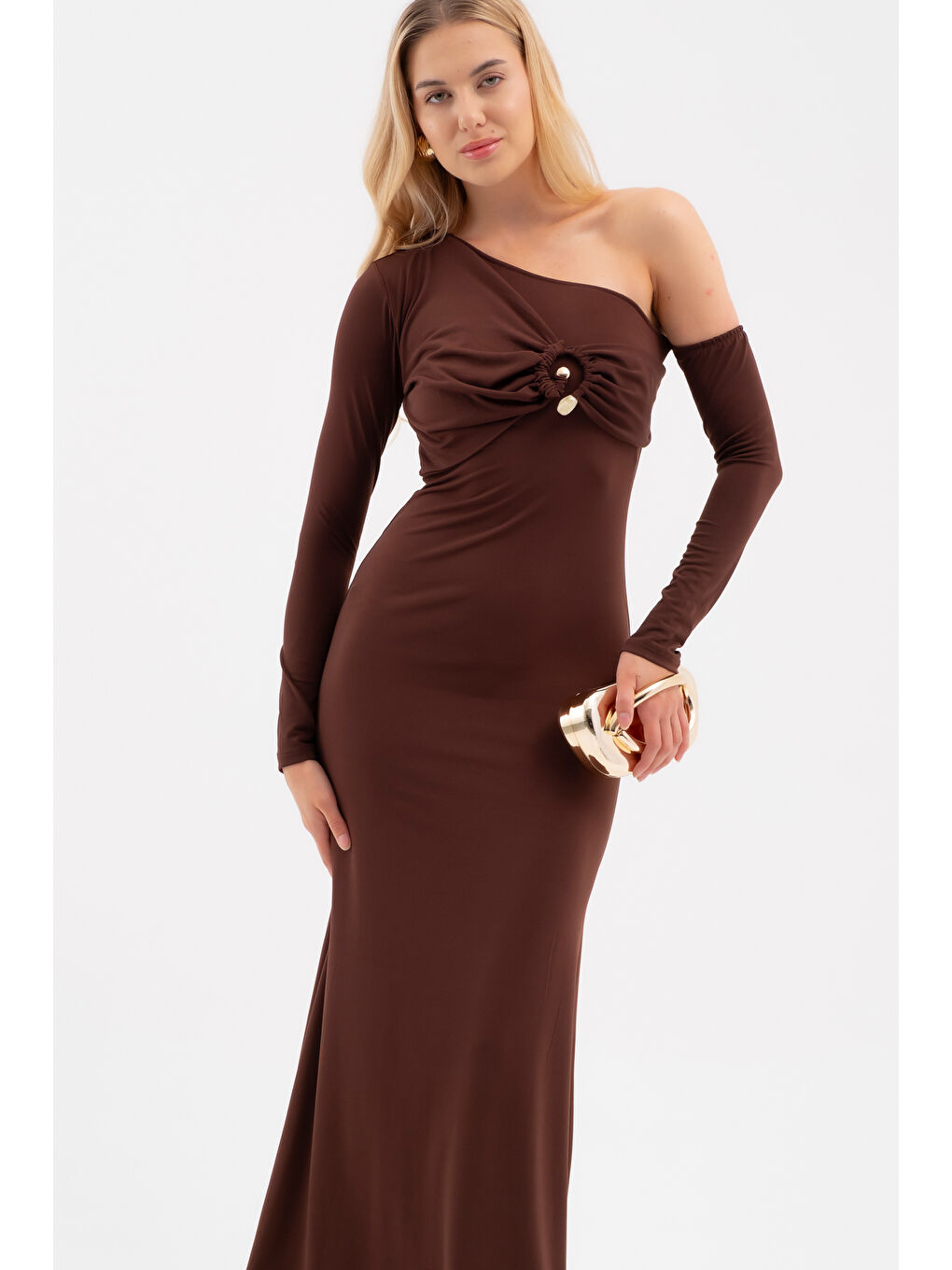 Kadın Kahverengi Tek Omuz Taş Aksesuarlı Maxi Elbise-2