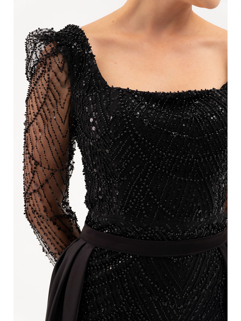 Kadın Siyah Uzun Kol Taşlı Saten Kuyruk Aksesuarlı Abiye-3