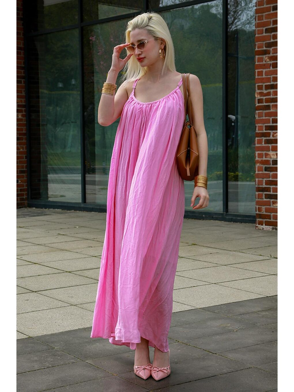 Pembe Halter Yaka Yırtmaç Detaylı Desenli Uzun Elbise Mg2162-1