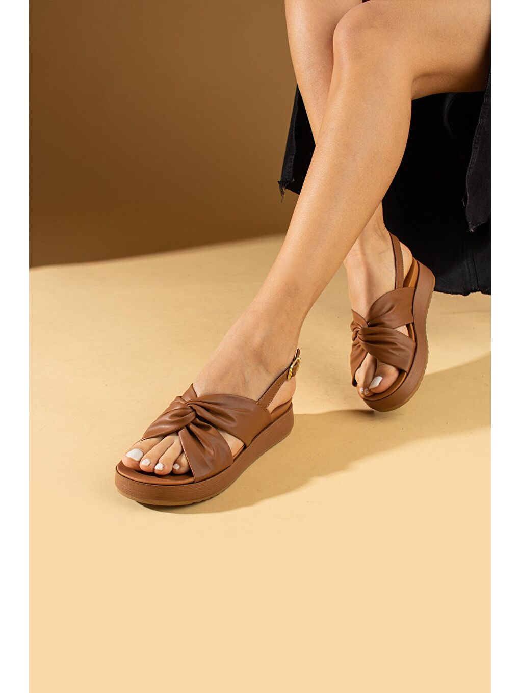 Kahverengi Dolgu Taban Fiyonklu Tokalı Comfort Kadın Sandalet 64-772-24