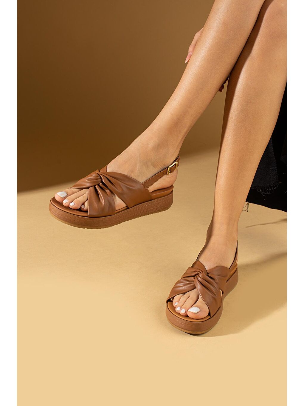 Kahverengi Dolgu Taban Fiyonklu Tokalı Comfort Kadın Sandalet 64-772-24-1