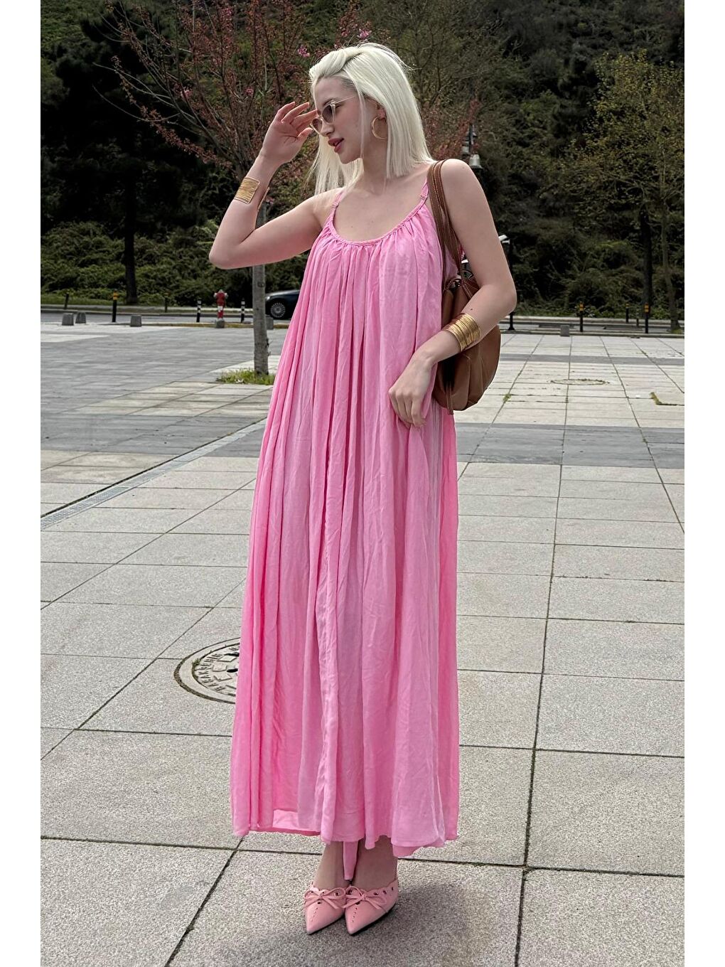 Pembe Halter Yaka Yırtmaç Detaylı Desenli Uzun Elbise Mg2162-3