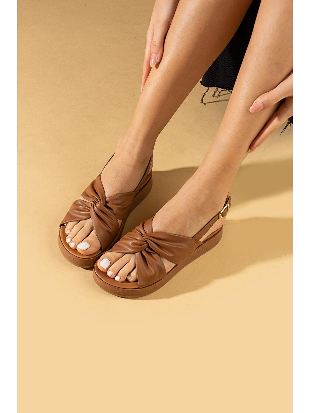 Kahverengi Dolgu Taban Fiyonklu Tokalı Comfort Kadın Sandalet 64-772-24-2