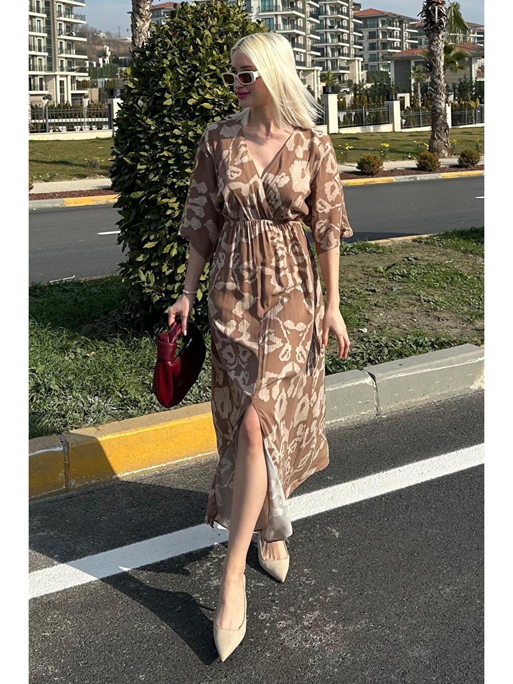 Kahverengi Desenli Yırtmaç Detaylı Uzun Elbise Mg2322