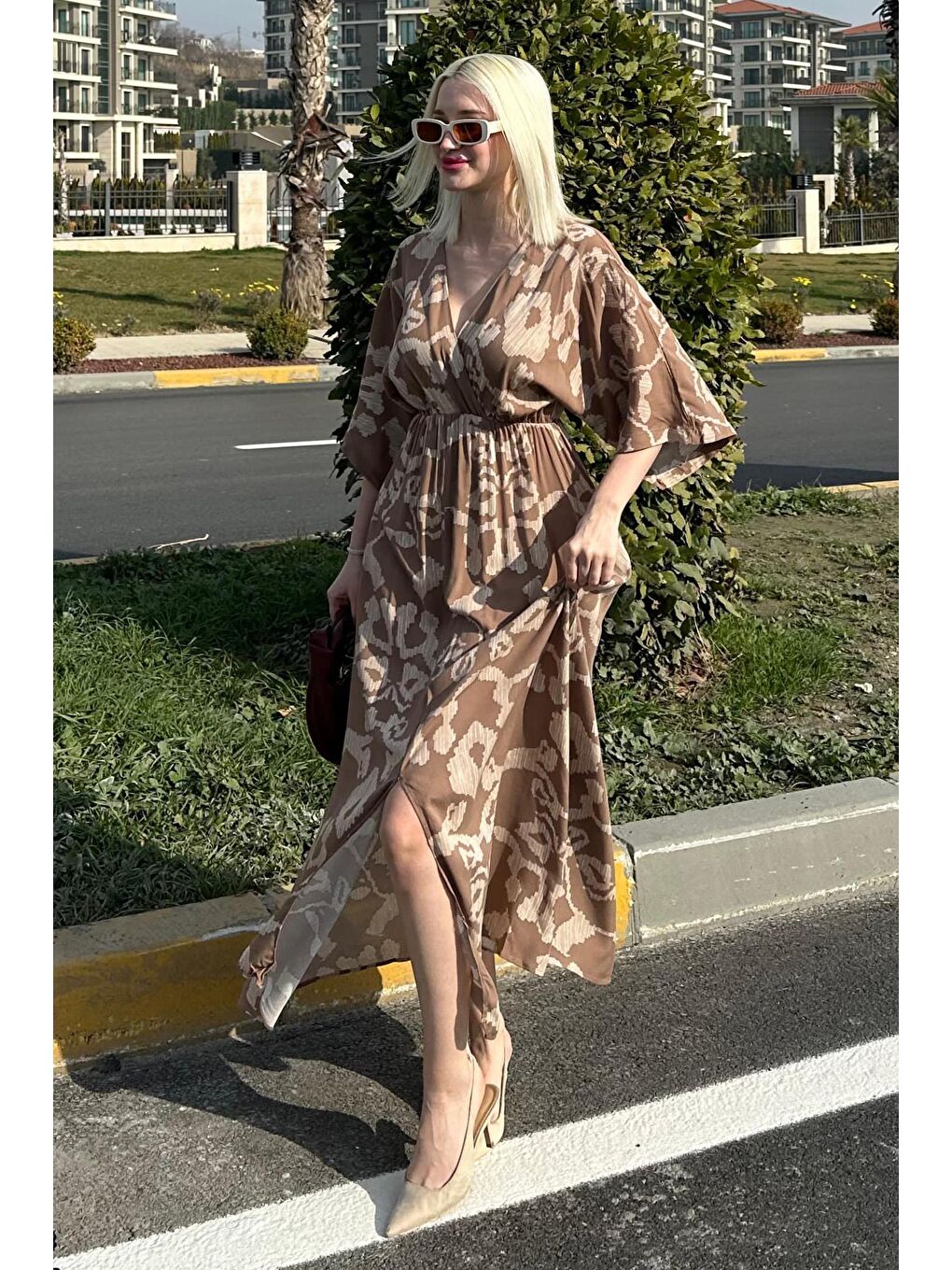 Kahverengi Desenli Yırtmaç Detaylı Uzun Elbise Mg2322-1