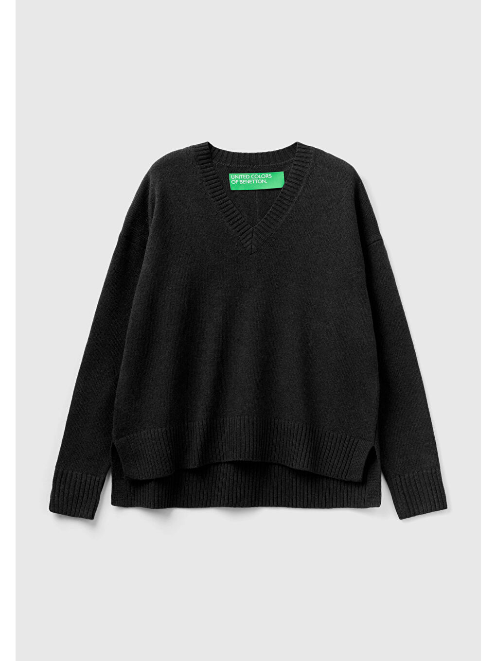 Kadın Siyah Yün Karışımlı Yanları Yırtmaçlı V Yaka Dökümlü Kazak