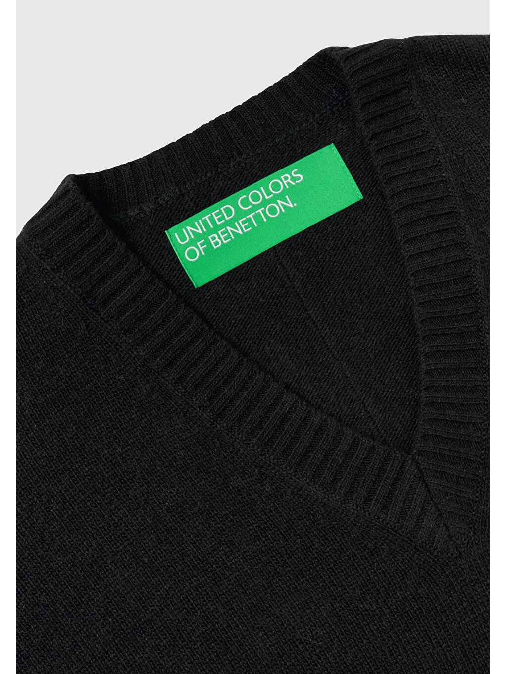 Kadın Siyah Yün Karışımlı Yanları Yırtmaçlı V Yaka Dökümlü Kazak-2