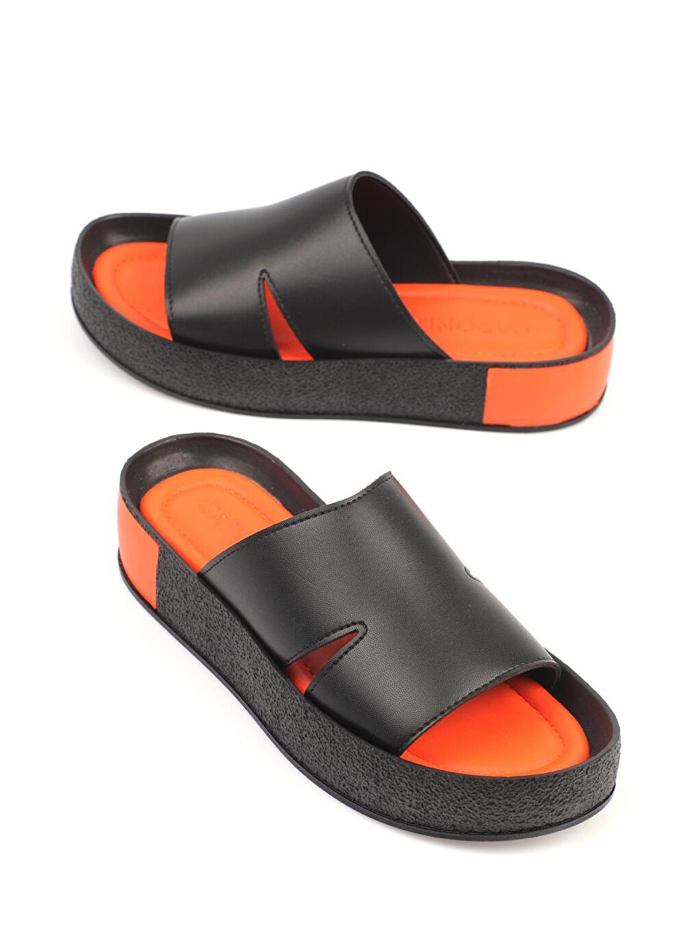 Siyah Yan Dekolteli Tek Bantlı Renkli Detaylı Dolgu Topuk Kadın Terlik