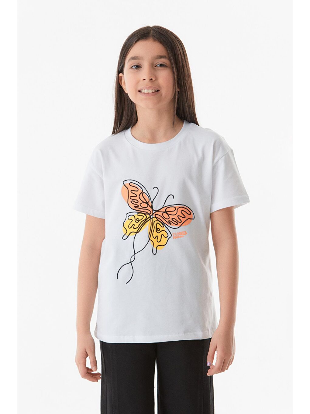 Beyaz Kelebek Nakışlı Bisiklet Yaka Kız Çocuk Tişört