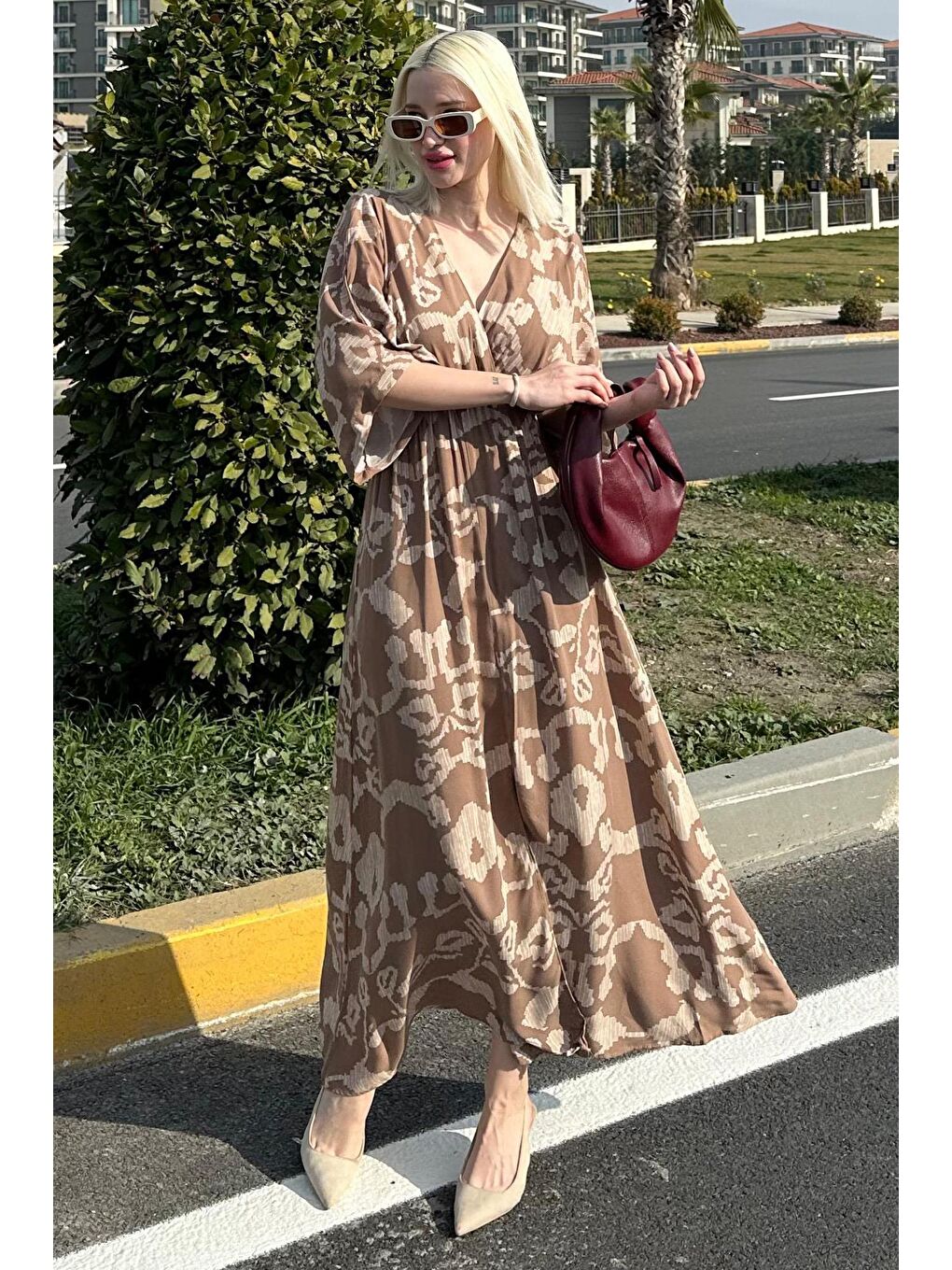 Kahverengi Desenli Yırtmaç Detaylı Uzun Elbise Mg2322-2