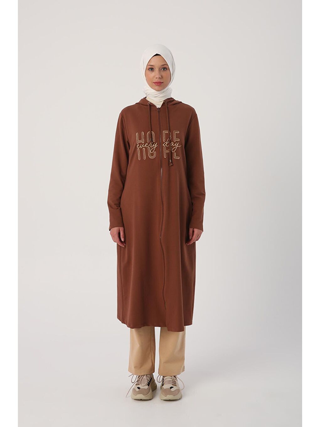 Kahverengi Kahve Kapüşonlu Aplike Nakışlı Fermuarlı Hırka-1