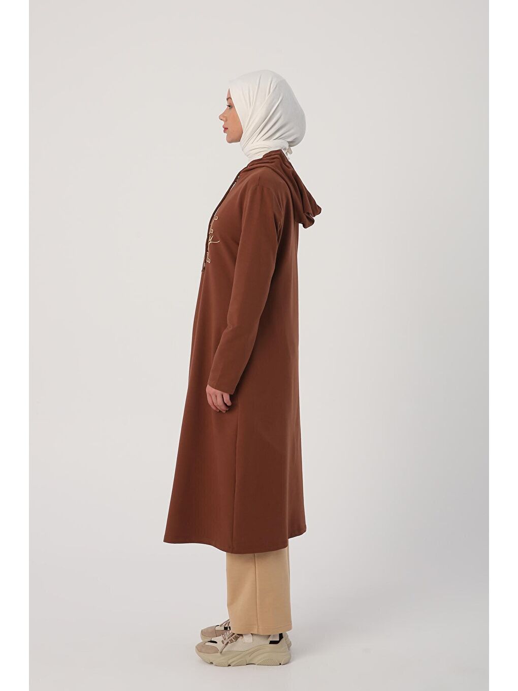 Kahverengi Kahve Kapüşonlu Aplike Nakışlı Fermuarlı Hırka-2