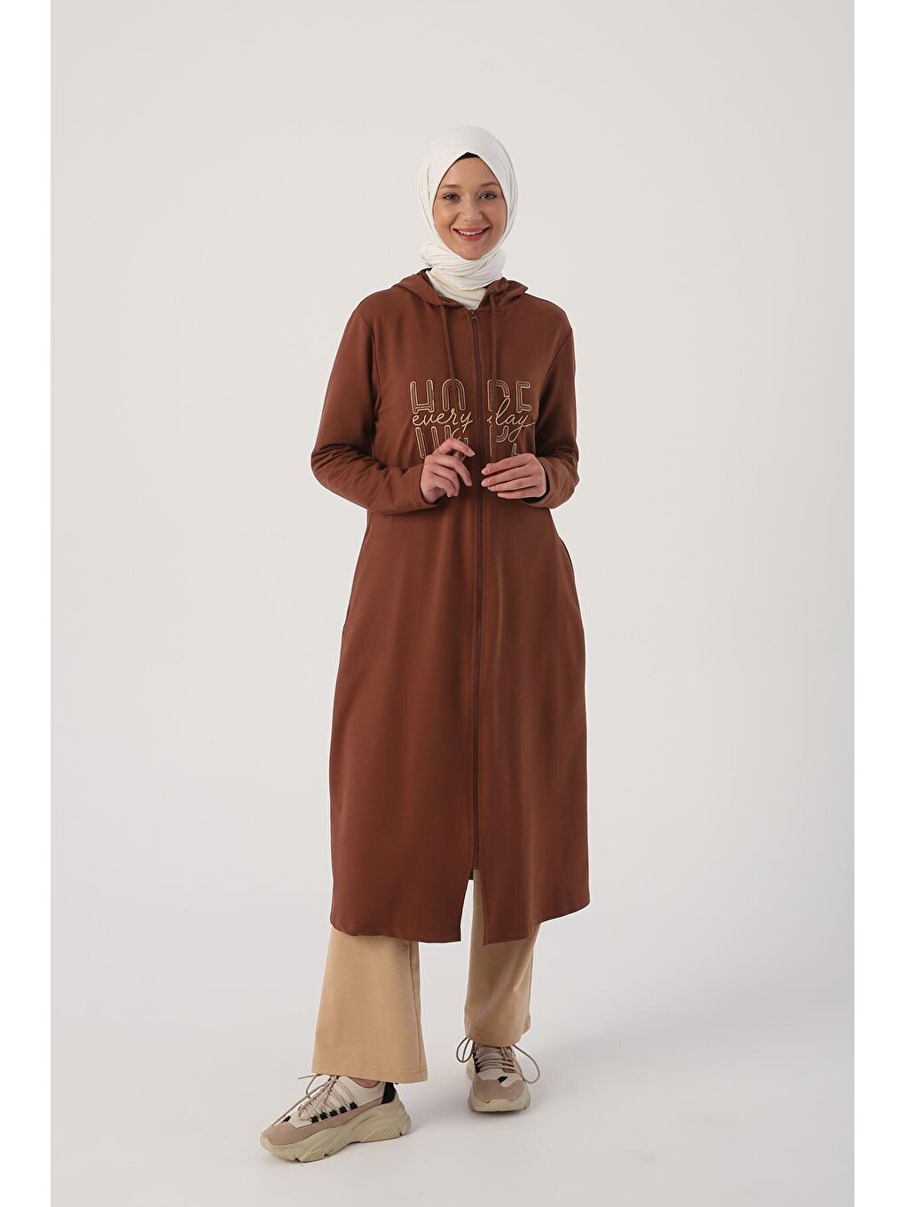 Kahverengi Kahve Kapüşonlu Aplike Nakışlı Fermuarlı Hırka-4