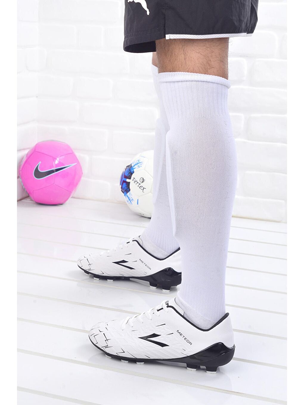 Beyaz Meteor Erkek Krampon Çim Saha Futbol Ayakkabısı-1
