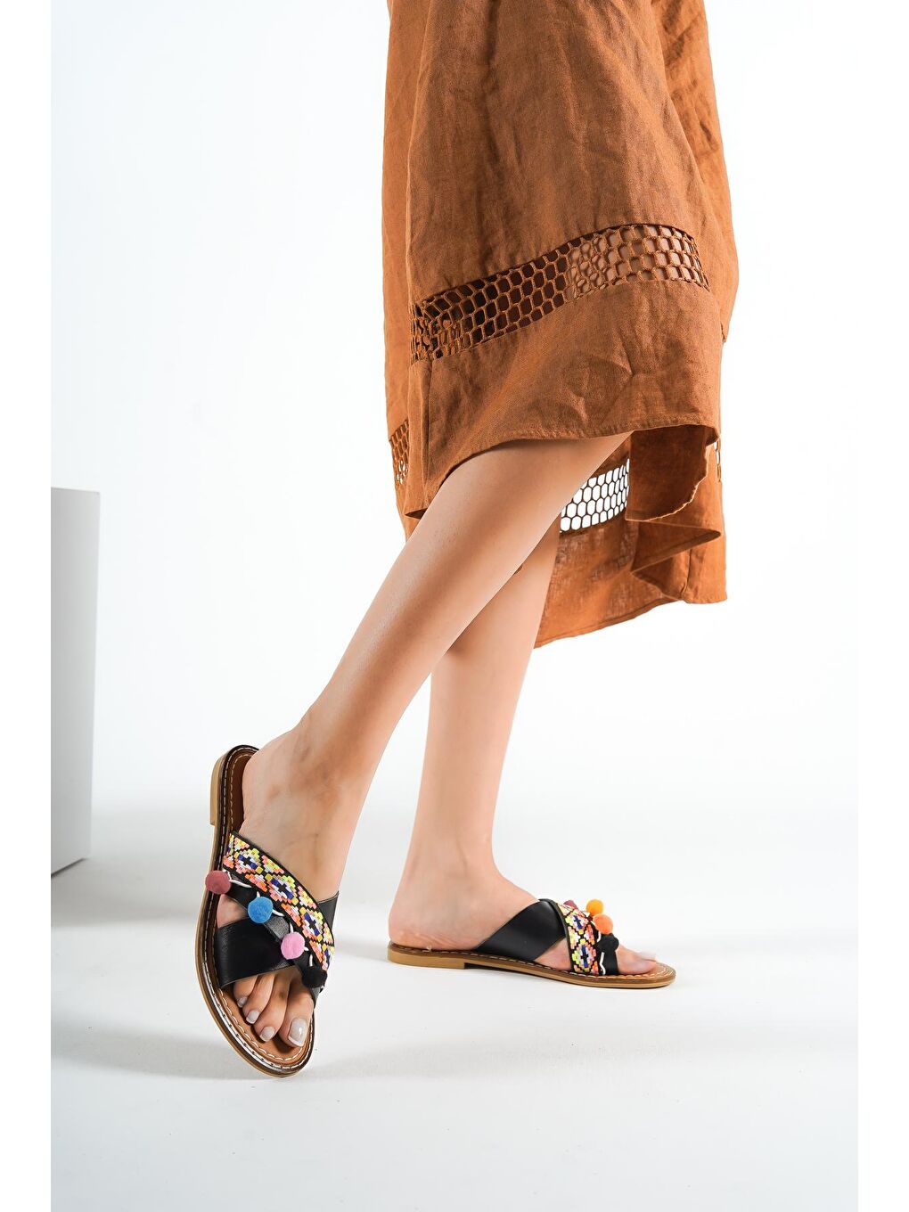 Kahverengi 8084 Hakiki Deri Ponponlu Kadın Terlik-1