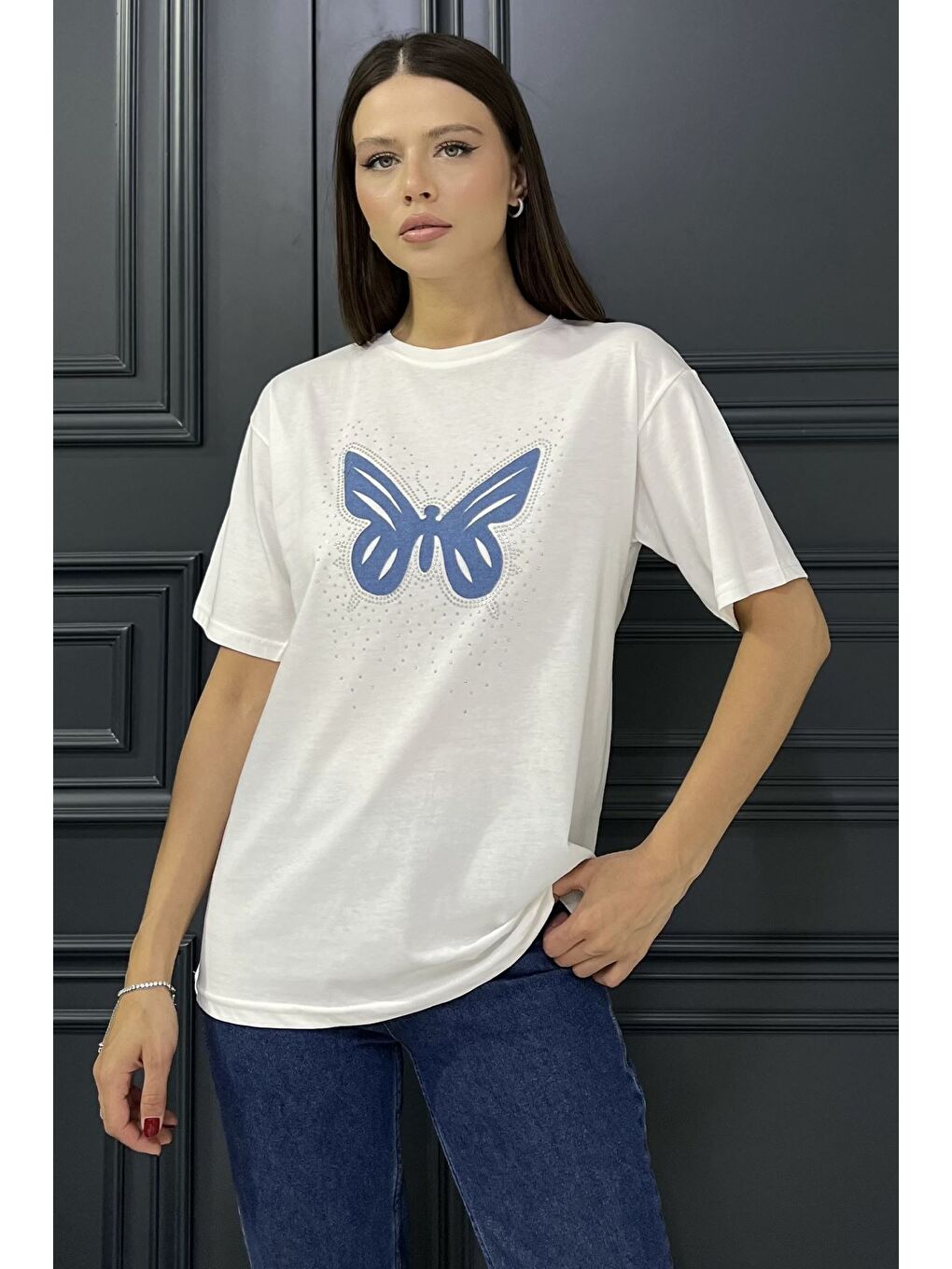 Ekru Bisiklet Yaka Taşlı Kelebek Motifli Kadın Tişört