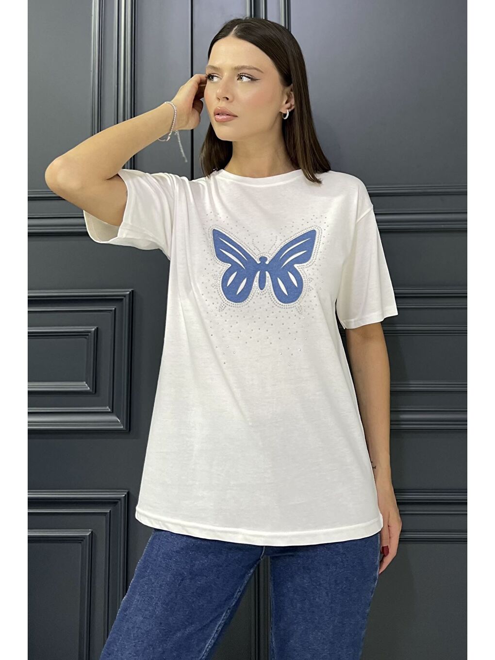Ekru Bisiklet Yaka Taşlı Kelebek Motifli Kadın Tişört-1