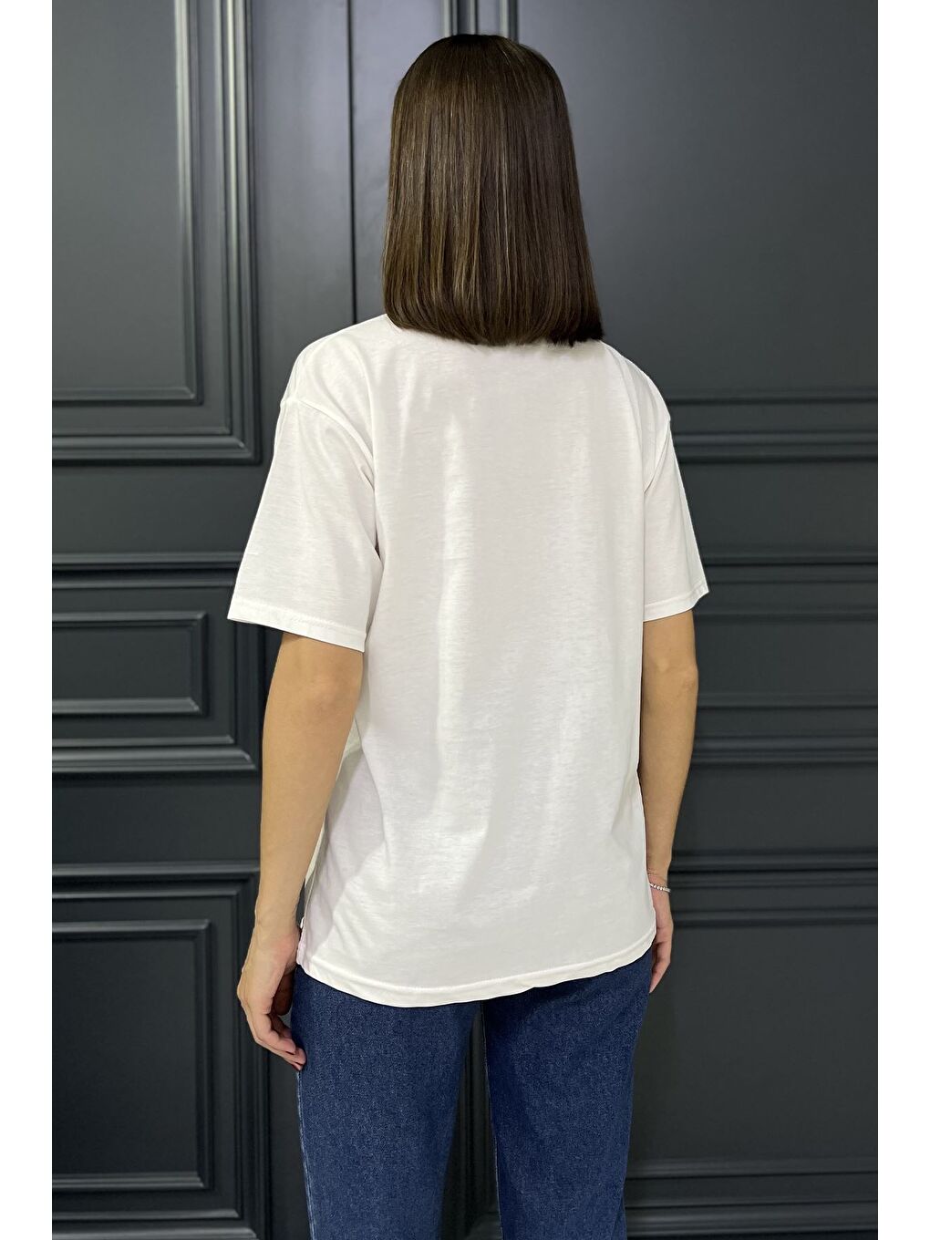 Ekru Bisiklet Yaka Taşlı Kelebek Motifli Kadın Tişört-2