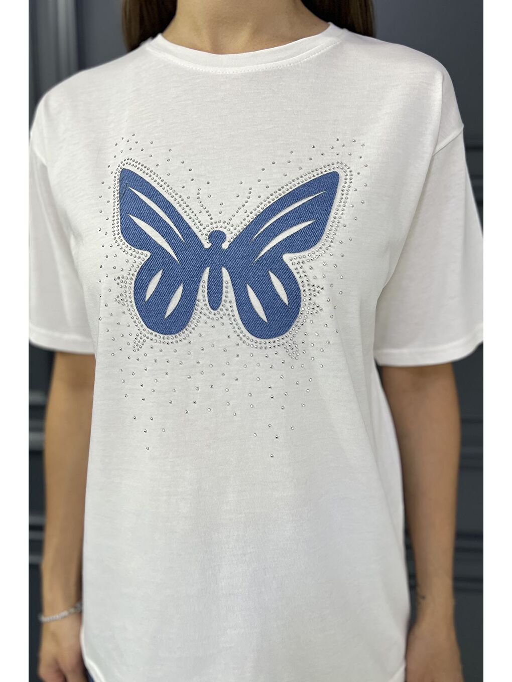 Ekru Bisiklet Yaka Taşlı Kelebek Motifli Kadın Tişört-3
