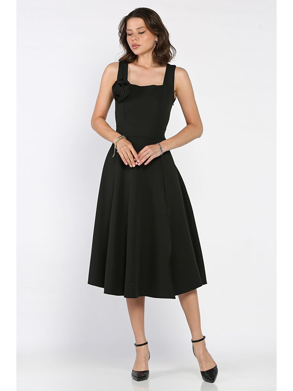 Siyah Kare Yaka Güllü Yan Yırtmaçlı Sıfır Kol Kiloş Elbise-1