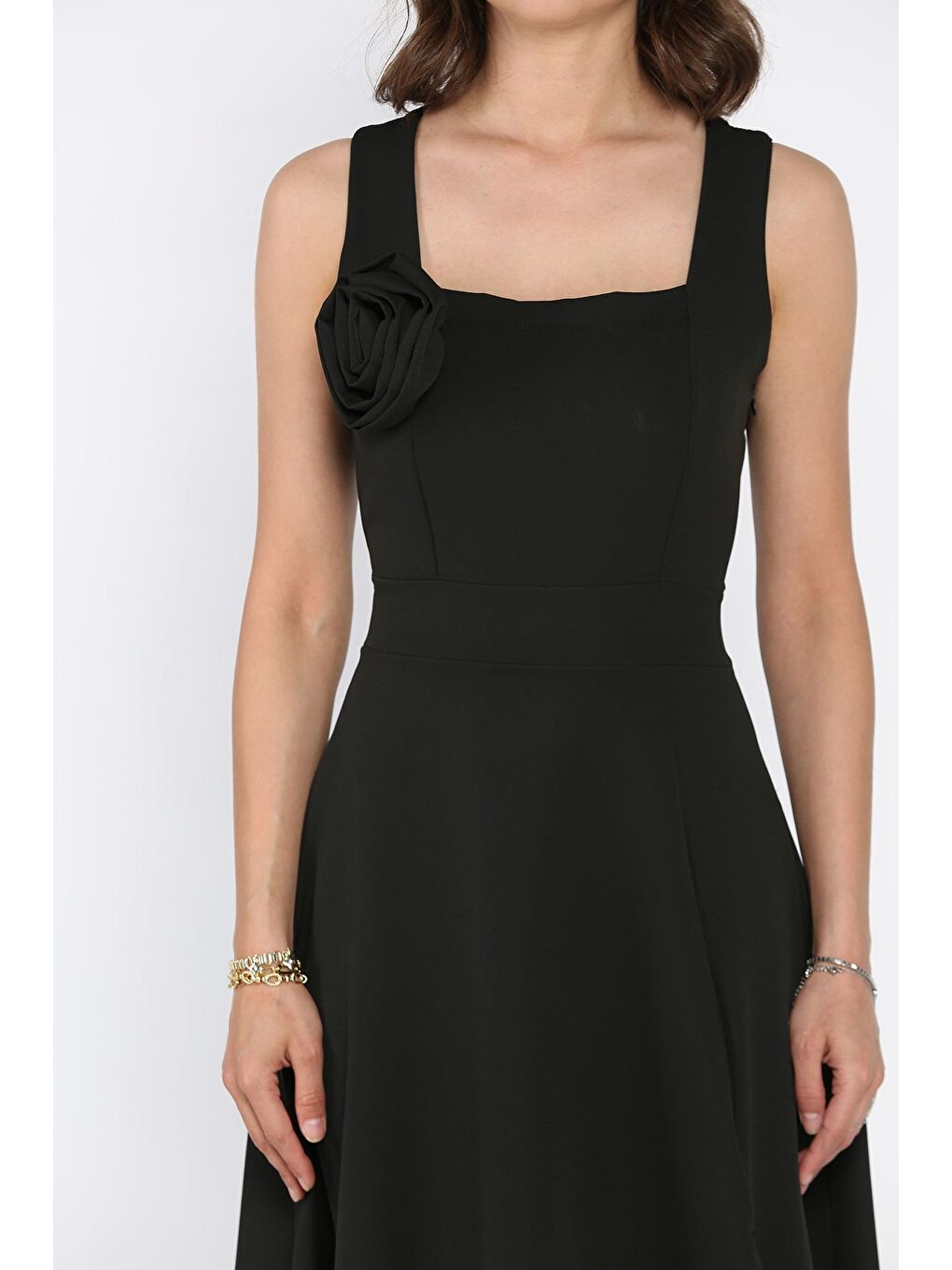 Siyah Kare Yaka Güllü Yan Yırtmaçlı Sıfır Kol Kiloş Elbise-3