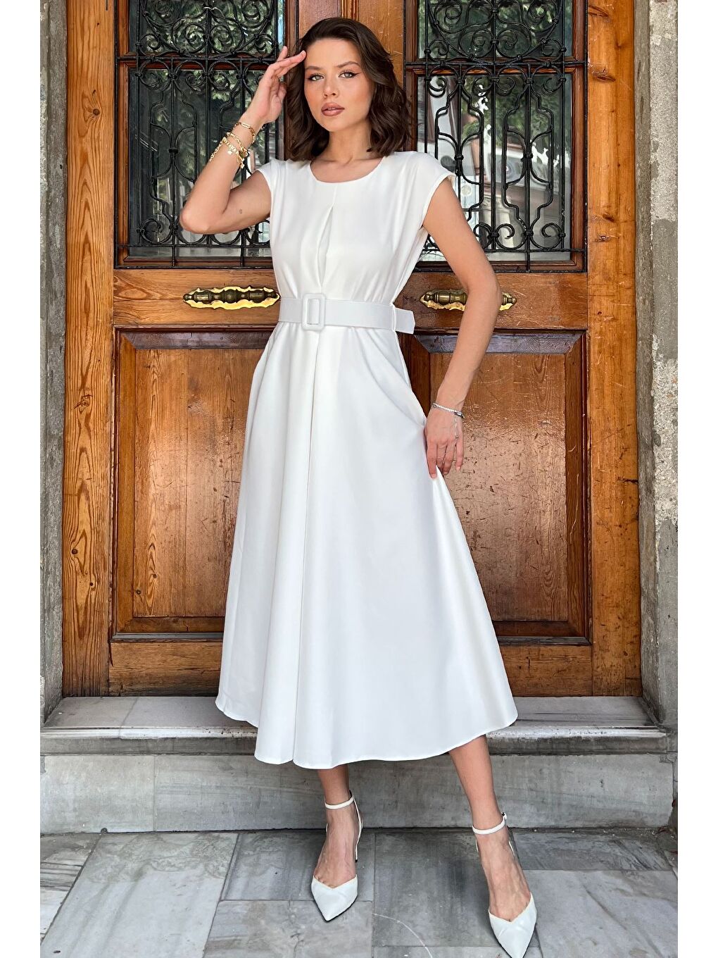 Ekru Pileli Sıfır Kol Kemerli Kiloş Elbise-1