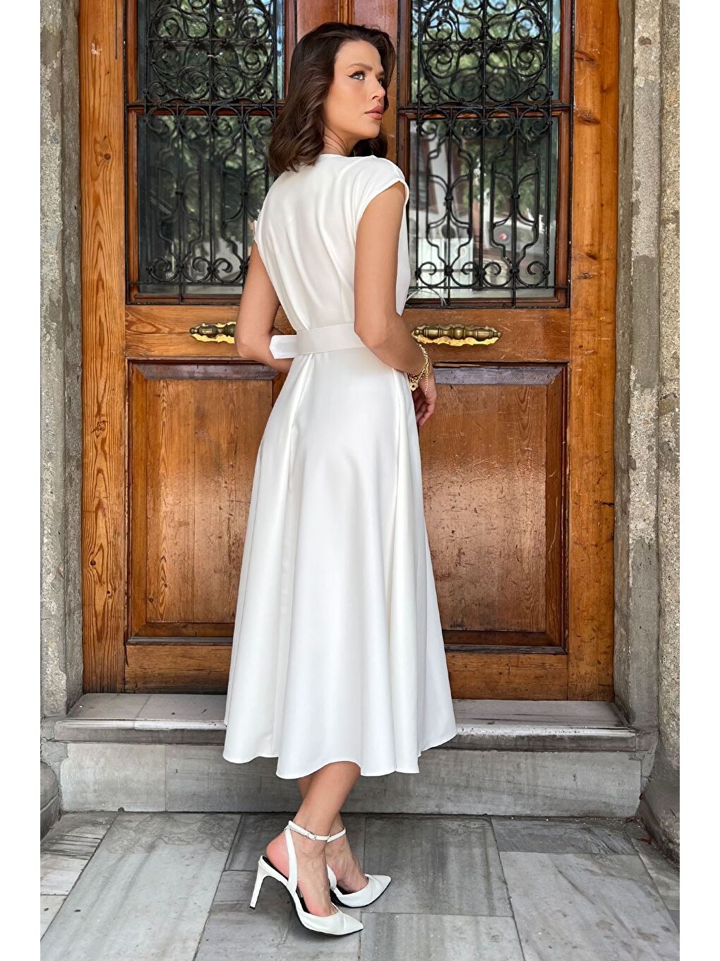 Ekru Pileli Sıfır Kol Kemerli Kiloş Elbise-3
